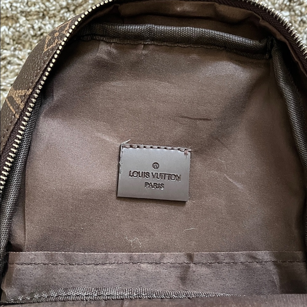 Louis Vuitton Avenue Sling Bag - Picture 7 of 8